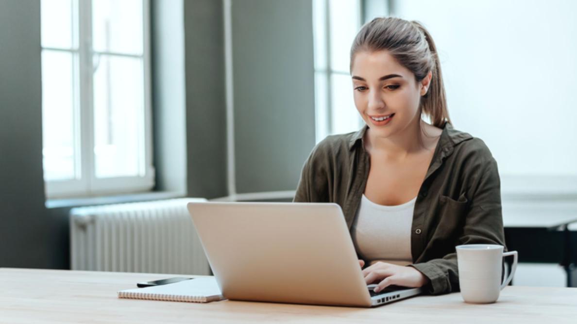 Análisis de keywords en pantalla mostrando tendencias y volúmenes de búsqueda